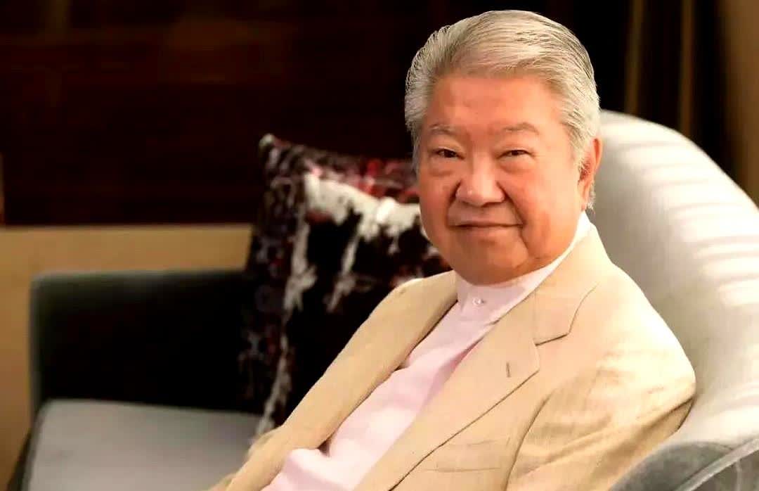 蔡澜：我们四个一块去吃饭，用餐后倪匡和金庸都抢着去买单，我伸手拦住倪匡说，你有他