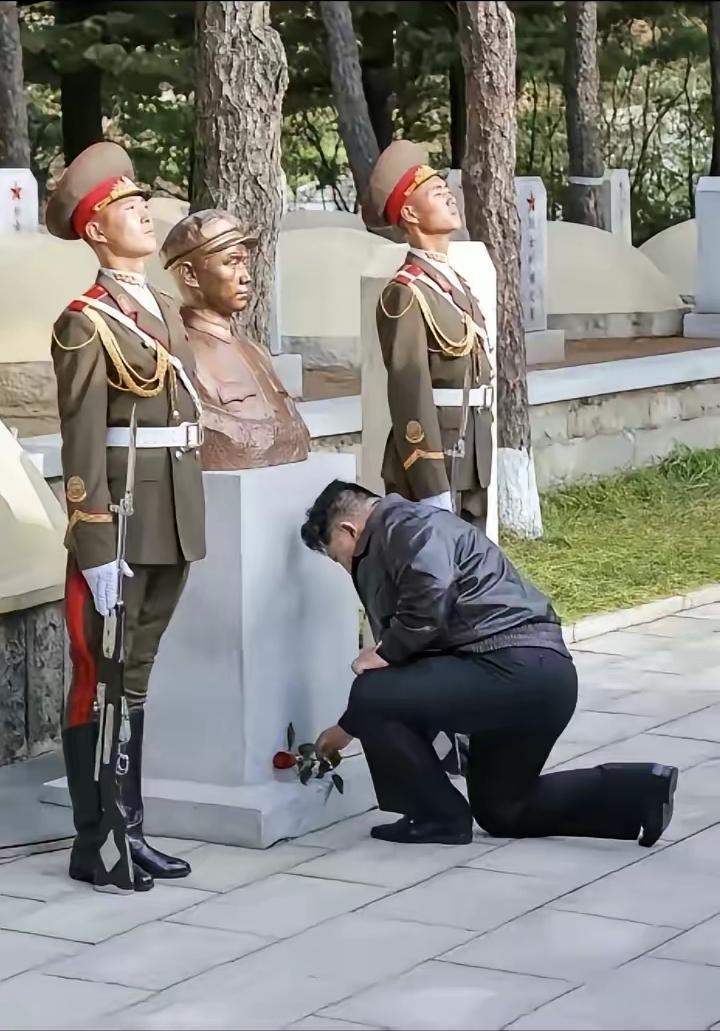 2025年10月24日,朝鲜金正恩在志愿军烈士陵园,对着毛岸英烈士墓单膝跪地,这