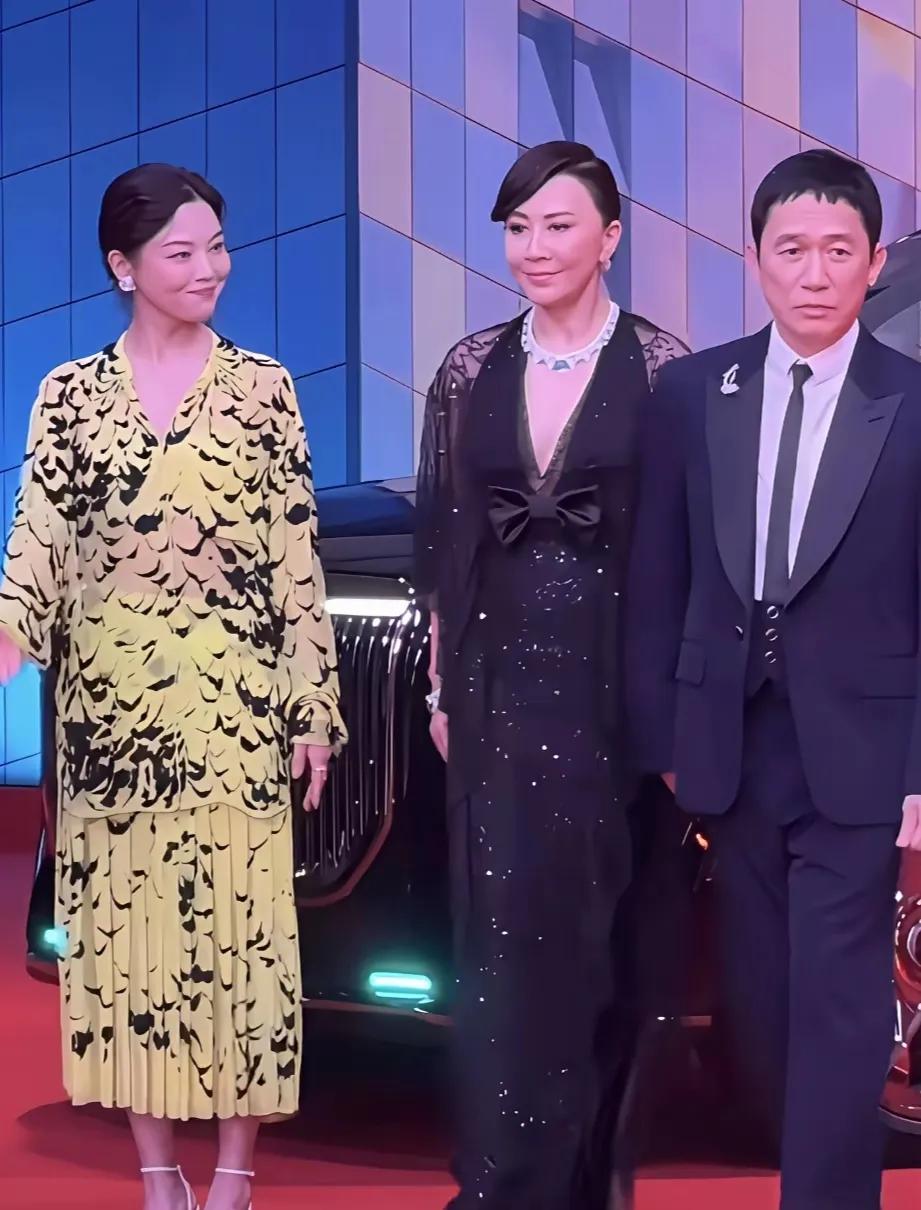 上影节闭幕红毯大合影，有个小细节挺值得咂摸。辛芷蕾原本站在靠近中心的位置，见刘嘉