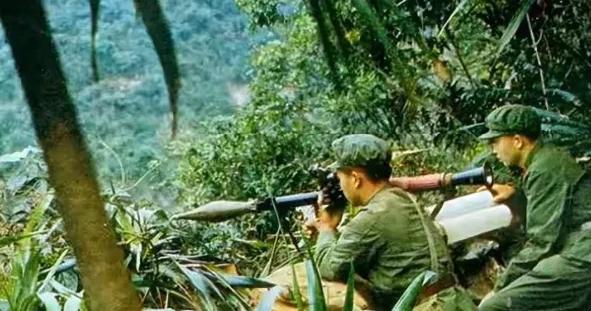 1979年，对越自卫反击战中，367团副参谋长怀疑掉队的战友是越南特工，竟不顾劝