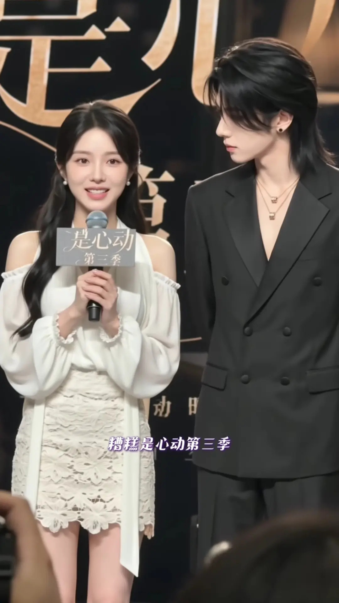 刷到AI短剧的剧宣，这一对好像真人尤其是女生，太像真人了。才发现现在AI短剧好多