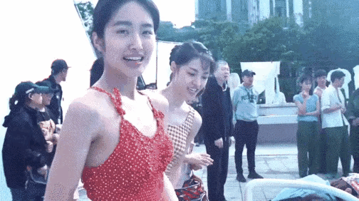 这是冯小刚选芳华几美的过程吗？各个都身穿泳衣跳水最后诞生了六位女演员（苗