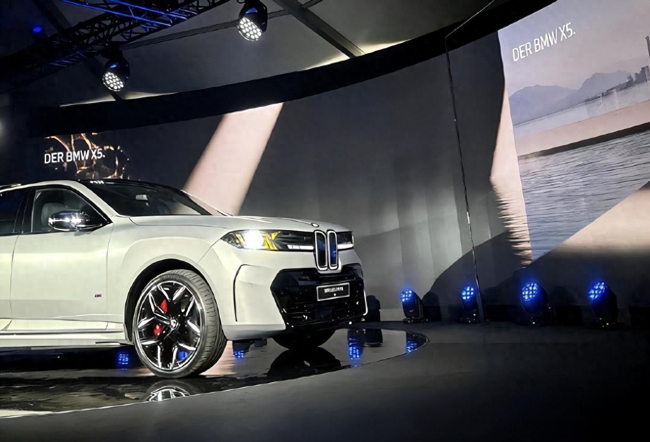 全新一代宝马X5曝光，双肾格栅变小，网友：卧底设计师？说起宝马，大家第一反应肯