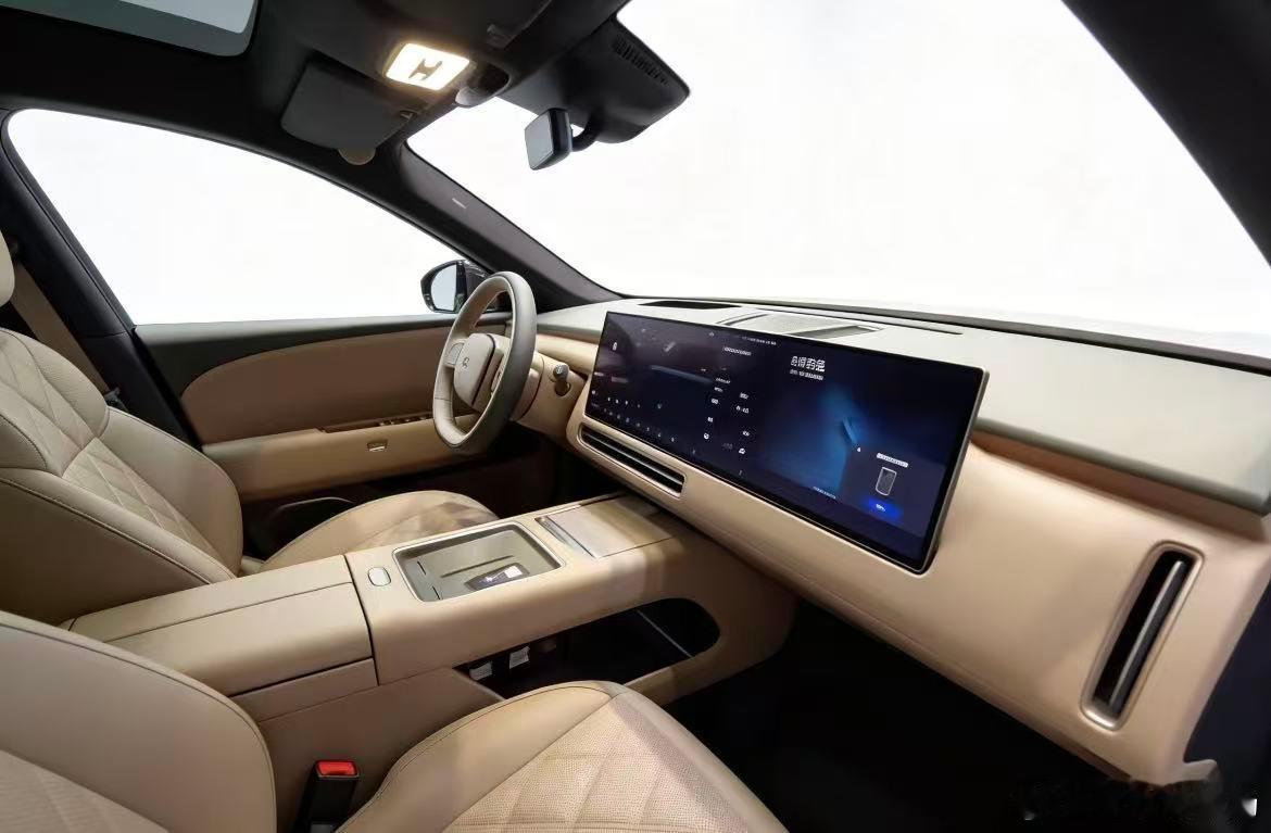 我怎么感觉理想也开始搞战忽局了…这个颜色内饰的图片所有的车都不出彩…但理想还藏个