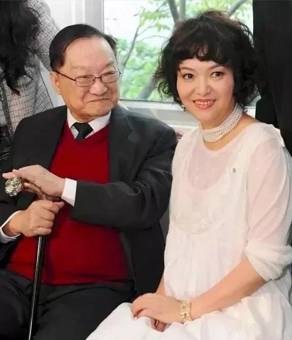 1966年的一天，金庸感到异常疲惫，决定去他常去的餐厅喝咖啡放松一下。连续赶