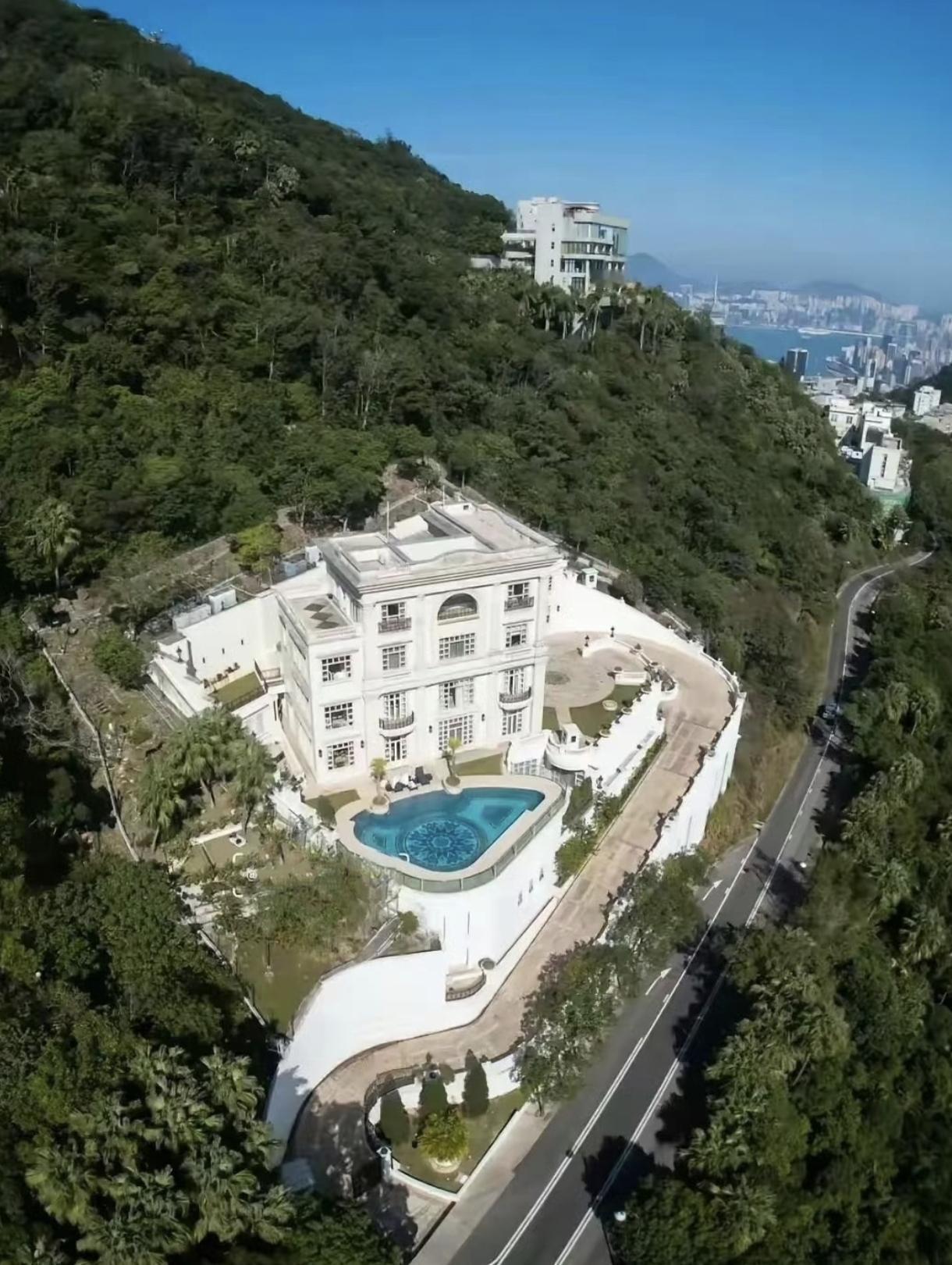 网传这是李嘉诚在香港的豪华别墅。平日不到10口人，庭园里有游泳池、柏树，为什么不