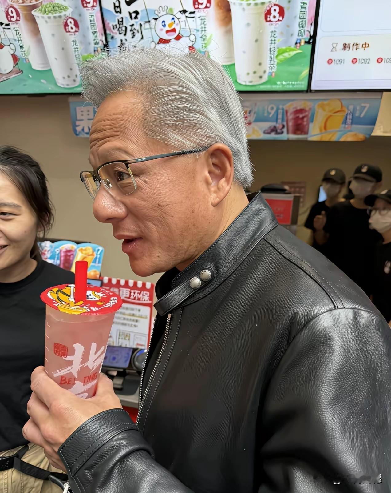 黄仁勋真是太接地气了，这次随团来访忙里偷闲，来到北京胡同尽情的享受美食，炸酱面也