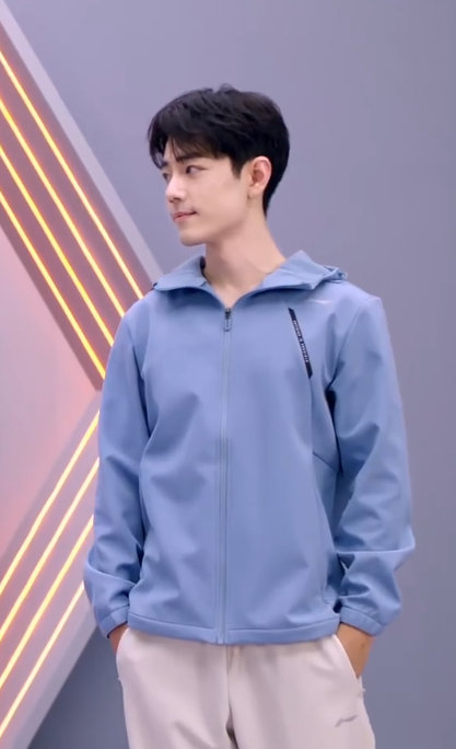 肖战白色羽绒服look肖战先暖一步肖战先暖一步，肖战白色羽绒服look，满分