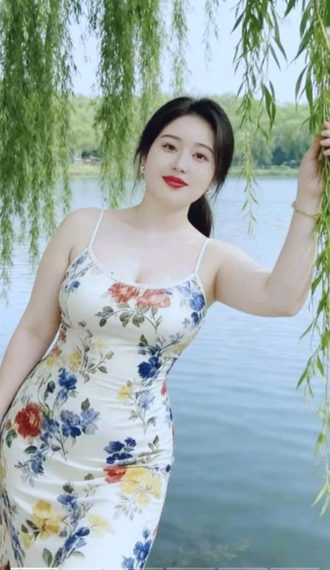 湖边花裙，满满夏日氛围感今日身着白底碎花吊带裙，红、蓝、黄花印其上，尽显夏日风