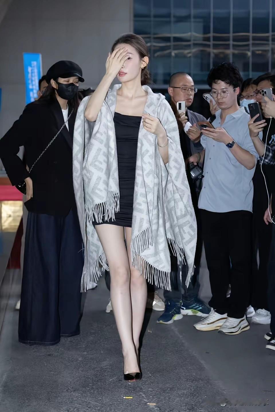 街拍人性的本质究竟是善良还是自私?尖头鞋时髦又性感，对吗喜欢街拍的你，有