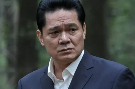 在1992年，贾妮和申军谊在一起八年的时间，申军谊却一直没有结婚的意思，贾妮多次