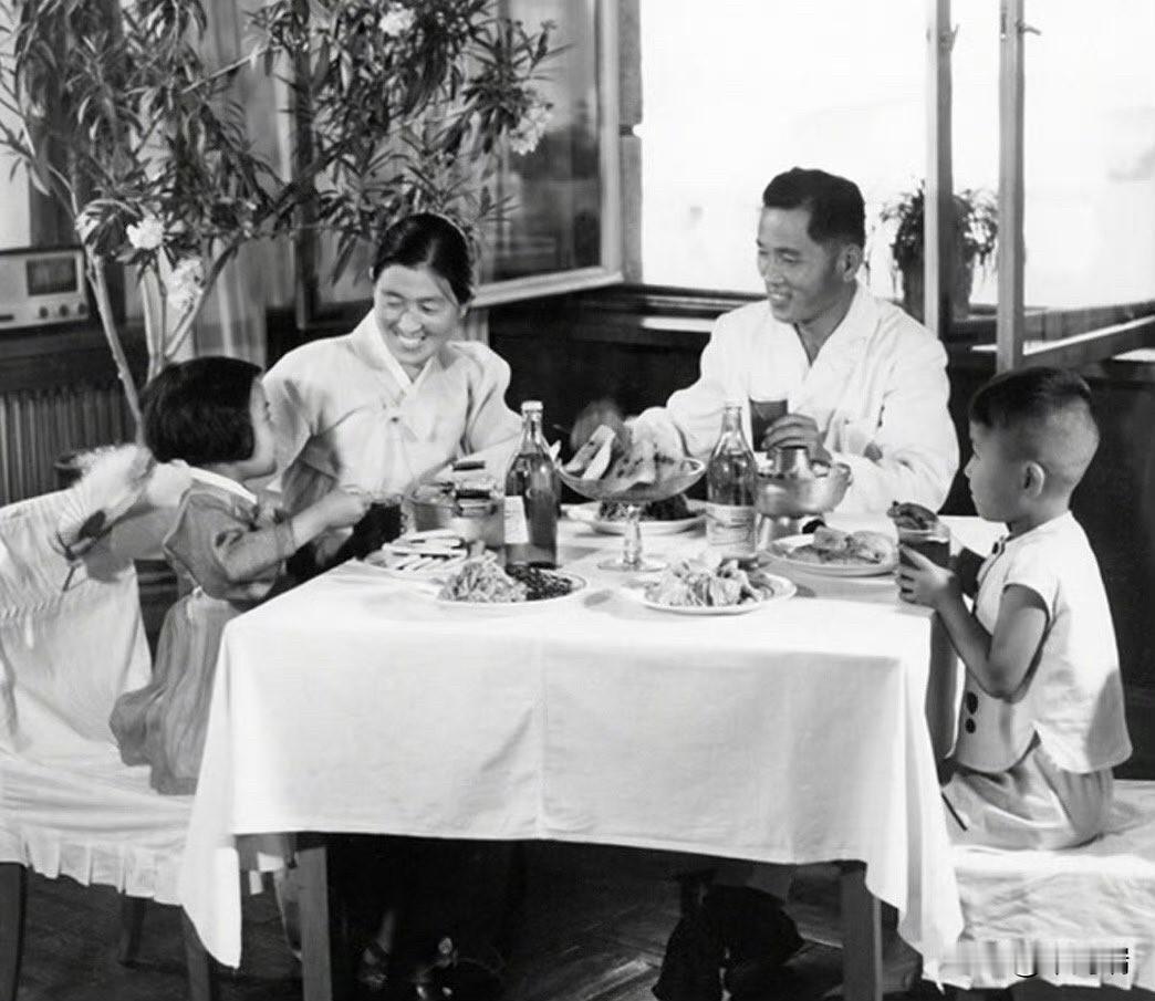 上世纪60年代，是朝鲜发展的黄金时期，东德媒体惊叹朝鲜奇迹。1960年朝鲜人均G