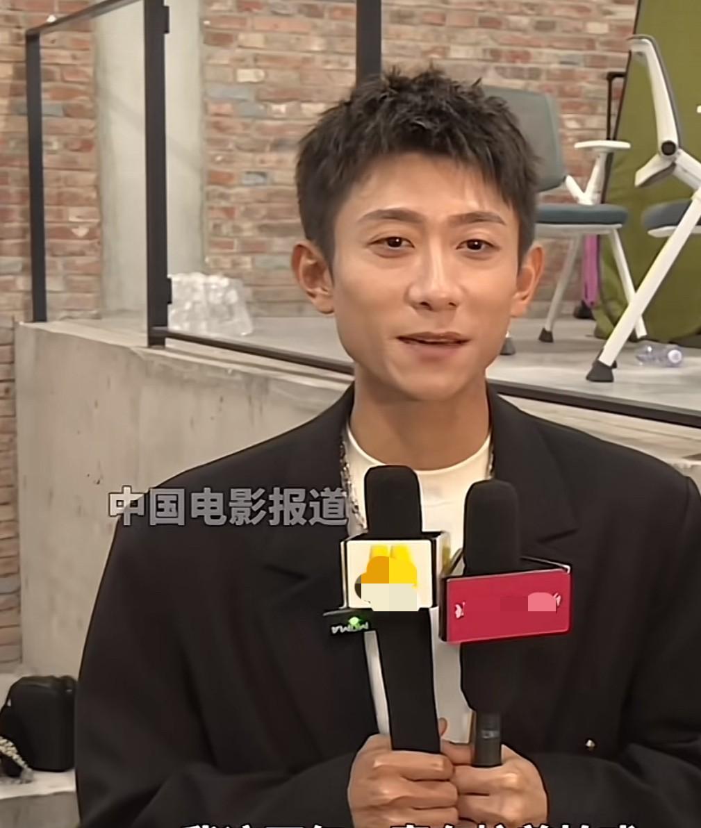 演员张一山说：“这两年一直很少出现在大家面前，是因为在忙着拍戏，接下来还要再继续