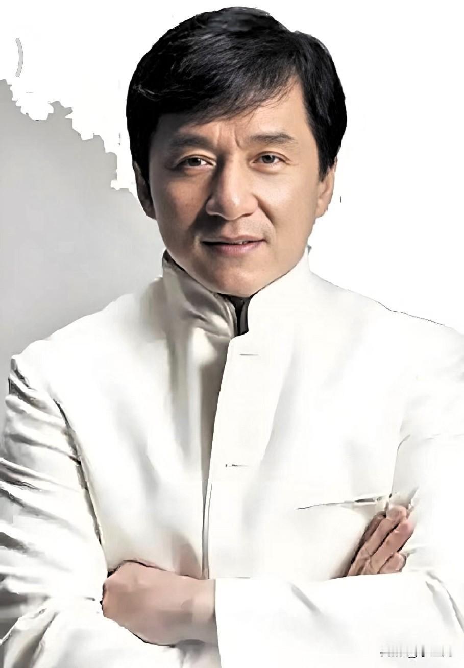 成龙醒来看到两条消息:第一条是儿子房祖名发了新歌《寻光》，成龙转发了但没评论。