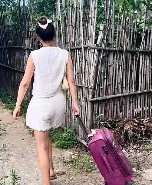 见过厚颜无耻的，没见过如此厚颜无耻的。一女子和丈夫离婚后，抛下前夫和女儿，另嫁他