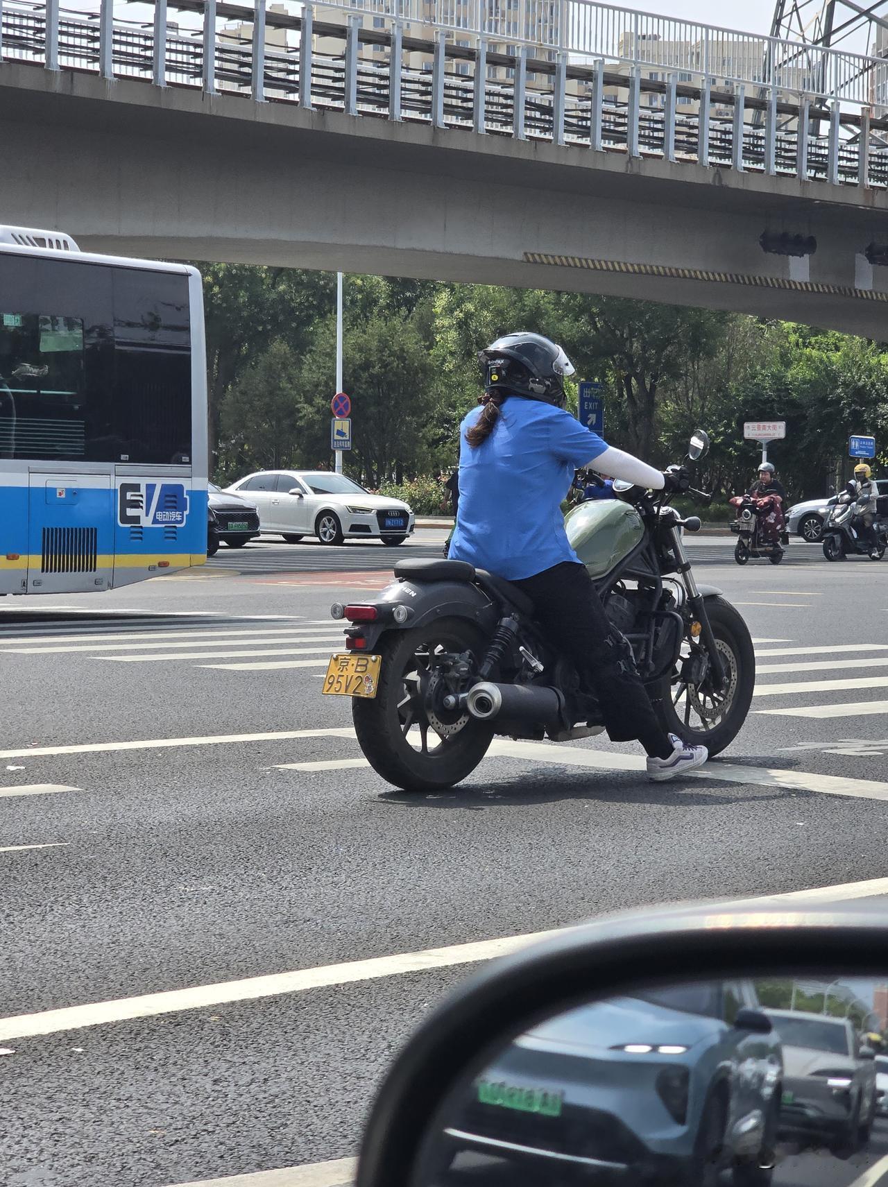 北京郊区的行车环境真差啊！摩托车要起飞了去了趟北京通州副中心，明显感受到街头脏