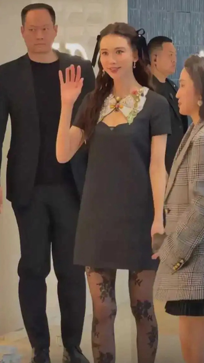 51岁林志玲日系造型又老又年轻？甜美蝴蝶结+性感黑丝＋成熟镂空裙的混搭，被不少