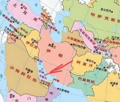 卡塔尔这个国家，真的是巴掌大小，虽然只有1.15万平方公里的面积，和咱们的山东青岛大小接近，比现在印