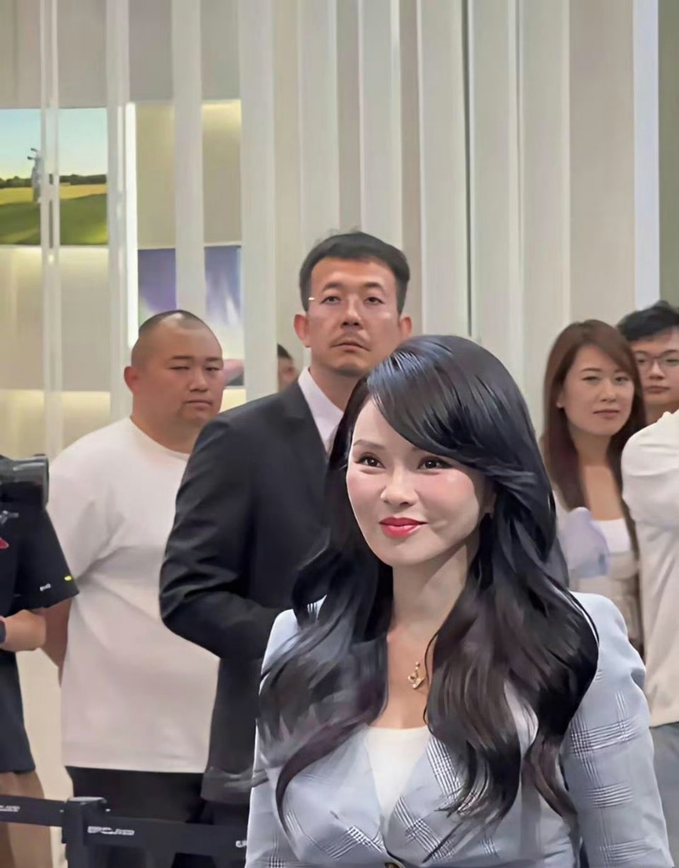 58岁的伊能静亮相车展，头发乌黑蹭亮，脸紧绷毫无褶痕，这状态绝了