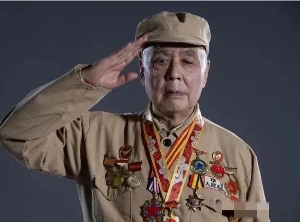 1952年，上甘岭战役中，16岁的小战士唐章洪突然尿急，索性尿在炮衣上，没想到，