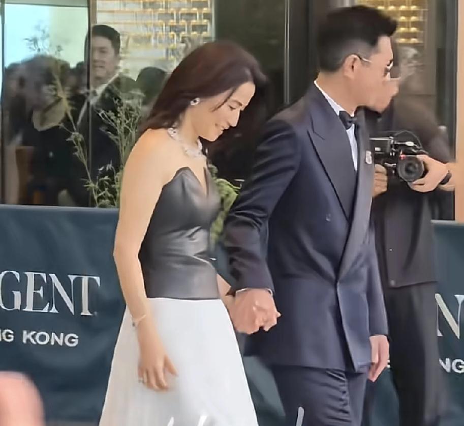 古天乐抓着萱萱的手，不再像年轻时那样敷衍。抓了半辈子了，现在很轻、很温柔。萱萱