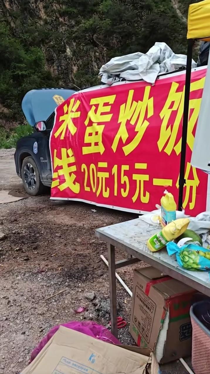 一大哥在318国道卖蛋炒饭、米线，本来是他孤零零一个人，后来从河对岸游来一头野猪