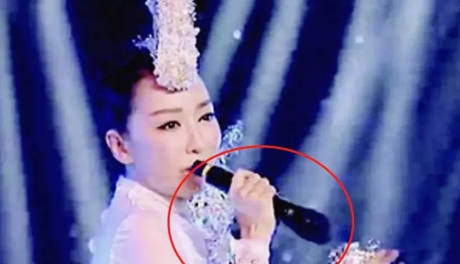 2016年，萨顶顶假唱被揭穿，金星调侃说：“她不是河南人吗？怎么变成了蒙古族”。