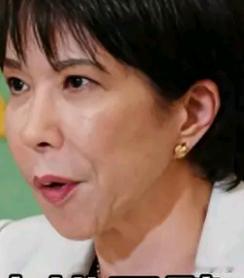 日本接连收到两个“坏消息”，高市早苗第一次这么紧张。第一个“坏消息”是往返