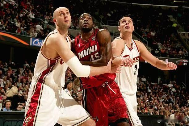 王俊杰选择转学到马萨诸塞大学，意味着他99%会在明年夏天回到CBA赛场了。马萨诸