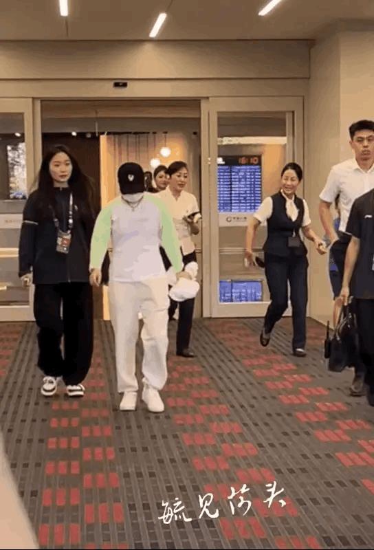 哥：这不刚练完准备回酒店嘛[害羞]网友：看见了，车旁边那一群小姑娘尖叫声都听见