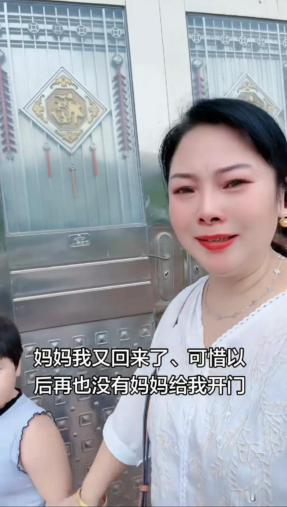 湖北一对两姐妹家中没有弟弟没有哥哥，当年她们不听父母劝说，执意外嫁，如今父母不在