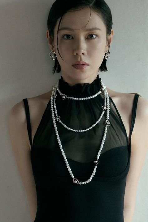 孙艺珍最新杂志封面成熟女性从容力量利落短发打破温柔框架，黑纱与珍珠交织出冷艳格