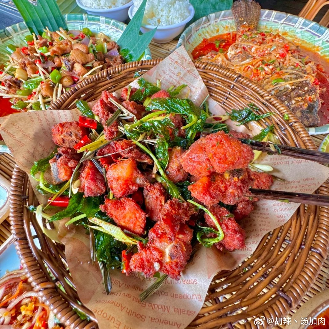 生活手记清一色鲜辣开胃的地道黔味，小炒肉鲜辣入味，泡椒鱼片酸辣解腻，各种折耳根