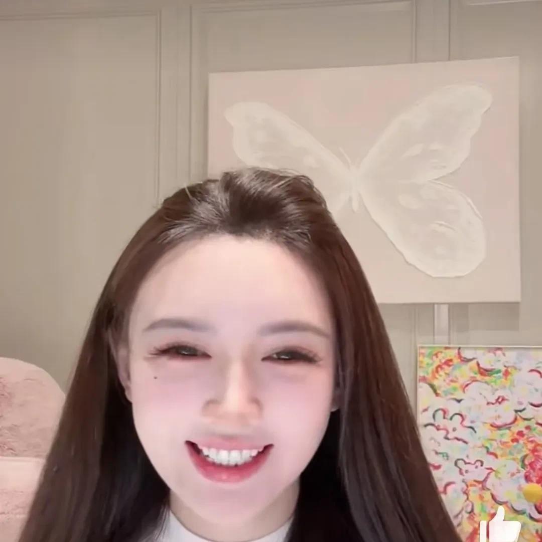 网友在叶珂直播间问：“你的脸看着像漫画脸，感觉怪怪的。”叶珂说：“我现在也没有d