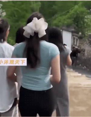 不是大哥的气质吸引了她们五个，而是大哥扛着几十斤重的东西，一只手还插着兜，走着这