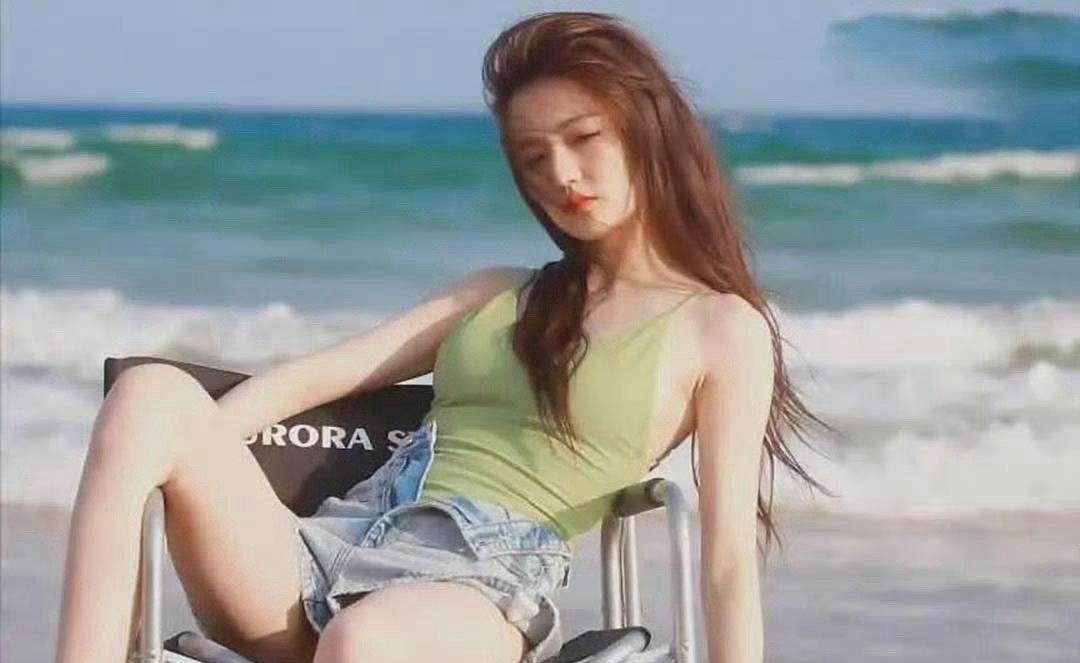 我就纳闷了，徐璐拍照为啥要把裤子解开啊？是裤子本身的设计就是这种解开的样子，还是