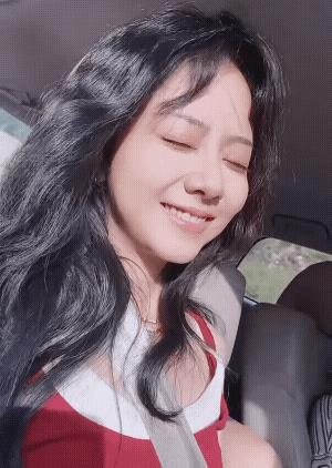 谭松韵晒自拍照啦！绝对是新xuan的哟！首先这姑娘的发量让人羡慕啊！一把抓不住