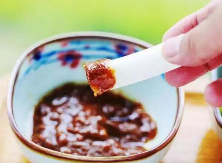 在民国时，能吃葱蘸酱的就是富农，请客吃饭才会切块豆腐，普通人家一天两顿玉米面高粱