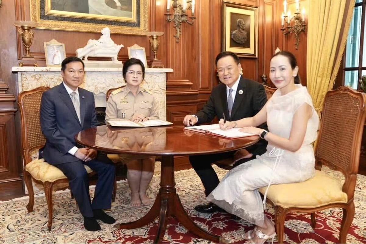 阿努廷又完成人生一大喜事。据报道，总理兼内政部部长阿努廷与妻子塔纳侬办理结婚登记