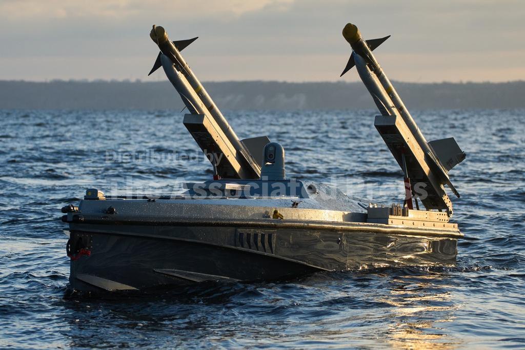 乌克兰国防情报局研发的MaguraV7无人艇配备了舰对空导弹（AIM-9响尾