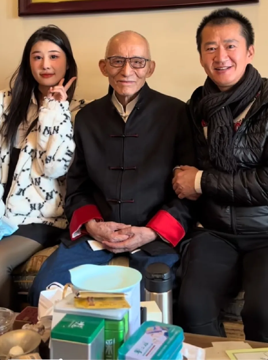 这张合影里，中间坐的是游本昌（济公爷爷），右边是演员李嘉明，左边是他妻子小月月。当年李嘉明事业跌到谷
