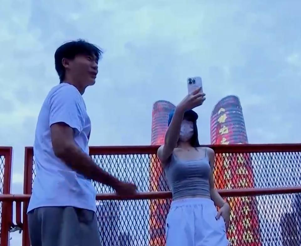胡荷韬女友首度公开亮相！在央视足球之夜的节目里，胡荷韬和女友一起出现在了镜头里，