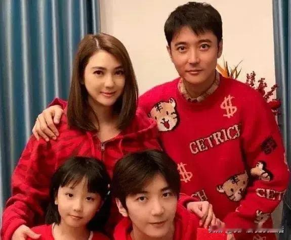 一儿一女就是洪欣最大的底气。儿子张鎬濂二十五岁生日，妈妈和妹妹开心的庆祝。继父