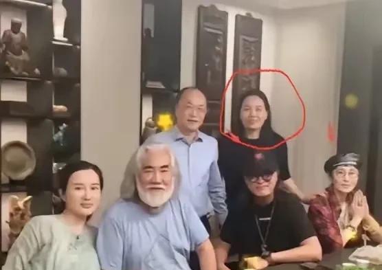 这是张纪中与岳父岳母吃饭时的合影照，张纪中满头白发，比岳父岳母还大十几岁，岳父岳