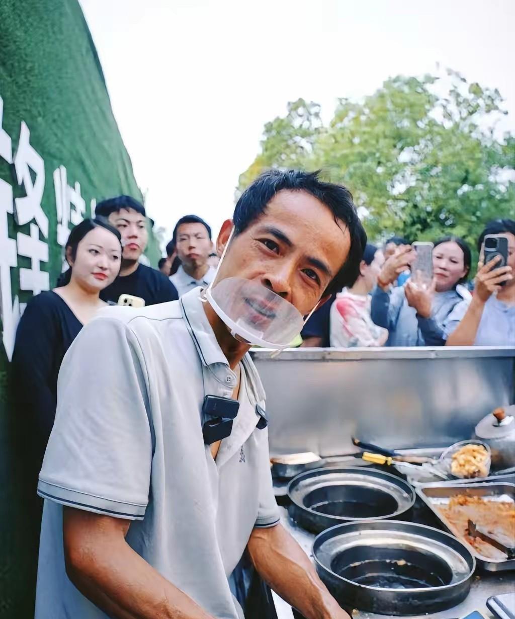 终于知道景德镇鸡排哥为什么能火了，六块钱的鸡排物美价廉，物超所值。他卖的不是鸡