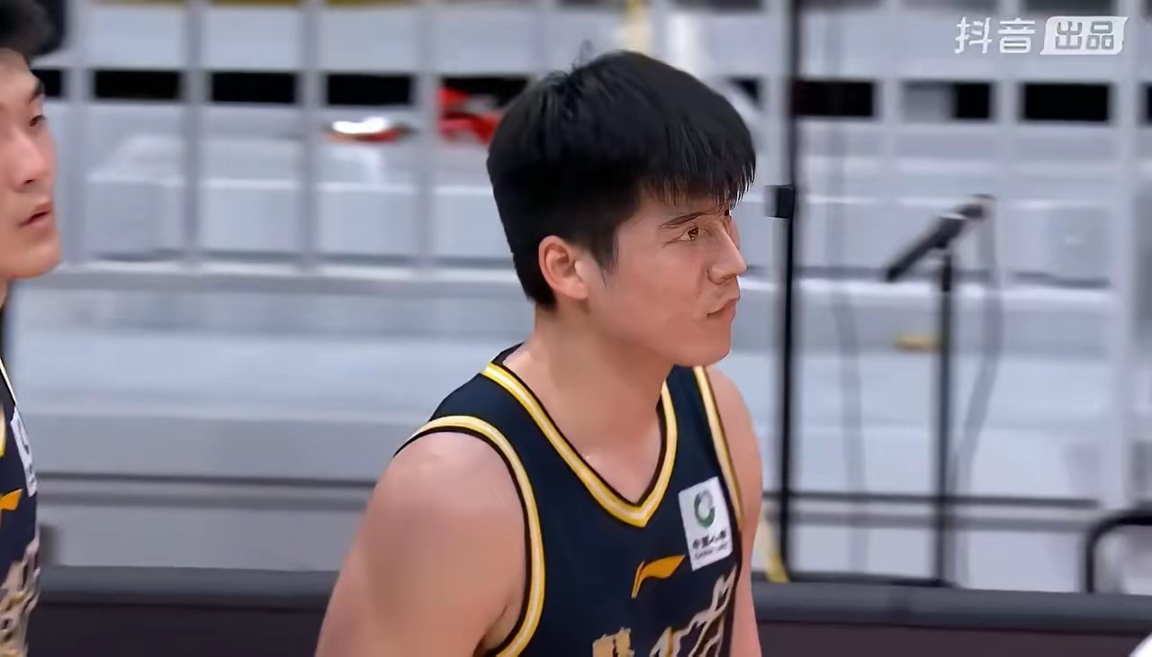 有不清楚的球迷，觉得广东那个陈家政年轻小将挺好的，为什么得不到重用？那得先说说广