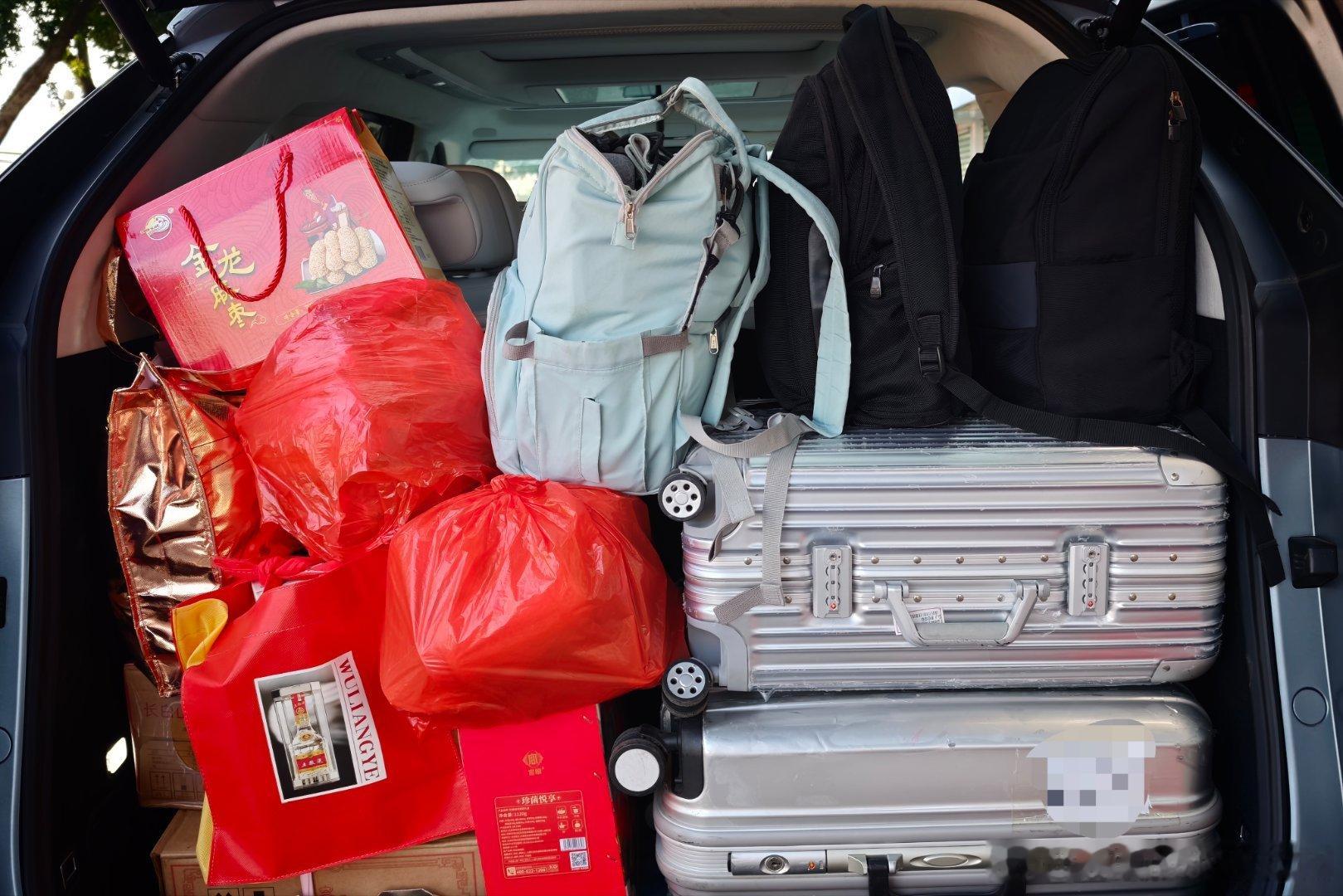 开着小鹏回家过年早上出门的时候整理这个后备箱花了点时间，每次我觉得差不多了，我