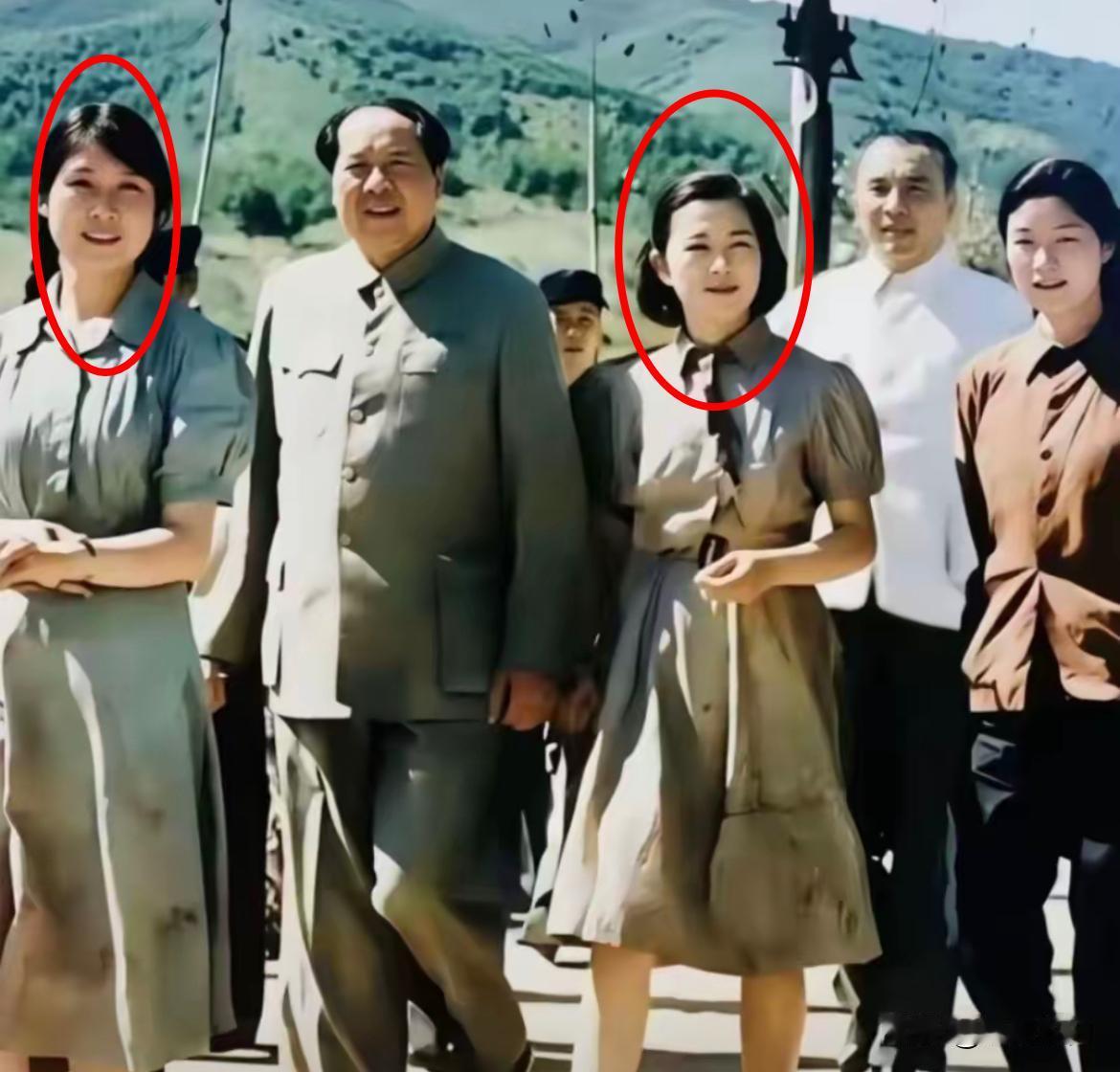 下图是毛主席和女儿李敏、李讷的合影，合影中，两个女儿一左一右地跟着，画面温馨而美