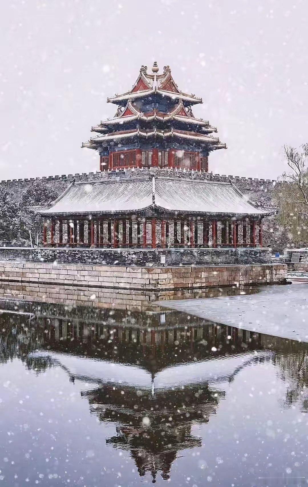 游客一早排队进故宫等雪北京人等了一整年的初雪，今早终于突袭刷屏朋友圈了😭推