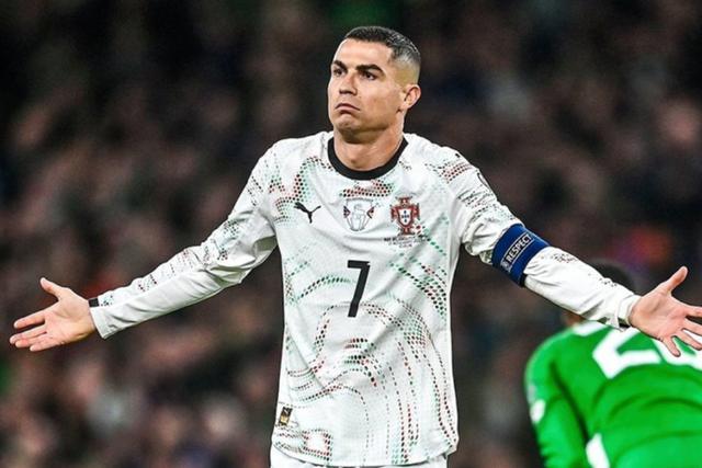 根据TheAthletic的最新报道，国际足联对C罗处以禁赛三场的处罚，其中最